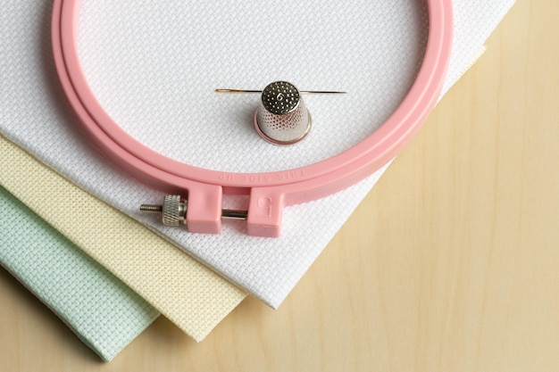 haft na materiale, delikatne wzory